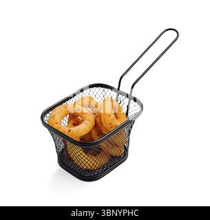 Food still-Life, Ein Korb aus schwarzem Draht gefüllt mit goldbraunen Zwiebelringen, steht bereit zum Genießen. Die Vorspeise sieht knusprig und einladend aus Stockfoto