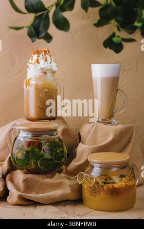 Stillleben, Karamell Eislatte mit Schlagsahne und verschiedenen Tees Stockfoto