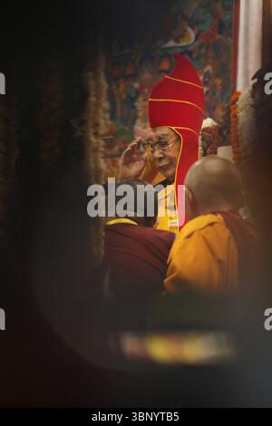 Der tibetische spirituelle Führer der Dalai Lama nimmt am 5. Juli 2025 am Vorabend seines 90. Geburtstags im tibetischen Tempel Tsuglagkhang in McLeod Ganj in der Nähe von Dharamshala, Indien, an einer langjährigen Gebetsopferzeremonie für ihn Teil. Der 14. Dalai Lama am 2. Juli 2025 bekräftigte, dass die heilige Linie der Dalai Lamas bestehen wird. Der tibetische spirituelle Führer erklärte unmissverständlich, dass die Institution über sein Leben hinaus bestehen werde, und übertrug die Verantwortung für die Identifizierung seines Nachfolgers des Gaden Phodrang Stockfoto