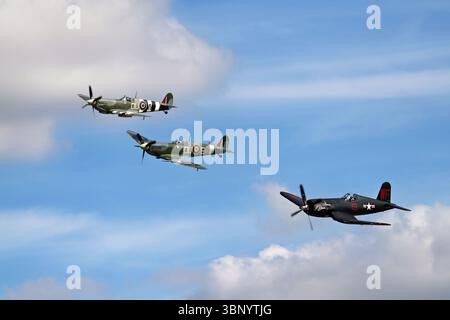 Spitfires und Corsair beim Shuttleworth Collection Festival of Flight Air Show 2025 Stockfoto