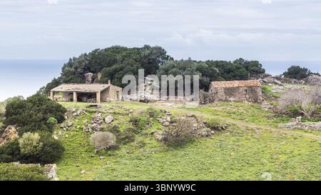 Kleine Schafscheune auf einer Klippe an der Nordostküste Sardiniens in Italien Stockfoto