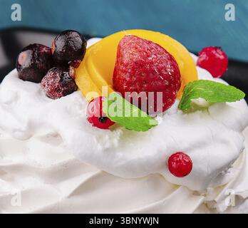 Essen Stillleben, Anna Pavlova Kuchen mit Sahne und frischen Beeren Stockfoto