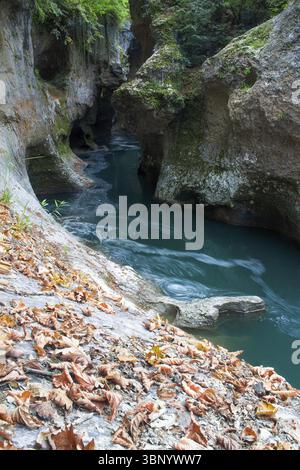 Wunderschöne Landschaft mit einem Bergfluss zwischen den Felsen im Canyon, aufgenommen bei langer Exposition Stockfoto