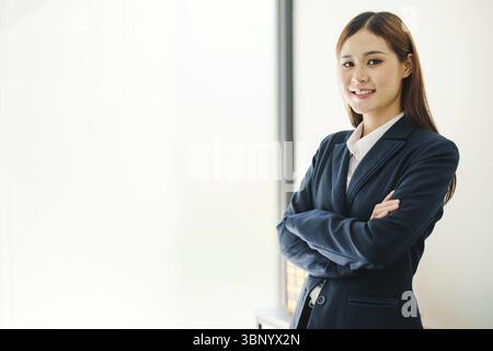 Glückliche, selbstbewusste Anwältin, Geschäftsfrau, die arbeitet. Junge asiatische Geschäftsfrau Stockfoto