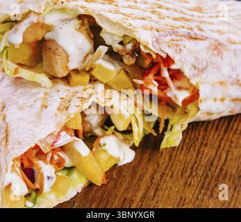 Essen Stillleben, köstliche Hühnchen-Shawarma auf Holzbrett Stockfoto