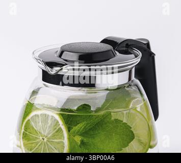 Stillleben, Fruchtwasser mit Limette und Minze im Glaskrug Stockfoto