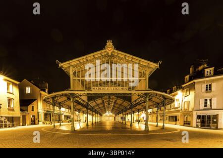 Chartres, Frankreich - Oktober 18, 2019: Alte Gemüsemarkt bei Nacht in Chartres in Frankreich Stockfoto