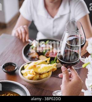 Mann und Frau trinken Rotwein im Restaurant Stockfoto