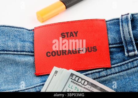 Motivationszitate BLEIBEN MUTIG. Stockfoto