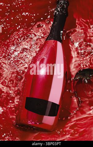Stillleben, Flasche Roter Champagner und Glas in Wasser Stockfoto