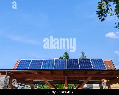 Solarpanel und Photovoltaik zur Erzeugung nachhaltiger Energie und Strom Solarpanel und Photovoltaik für nachhaltige Energie Stockfoto