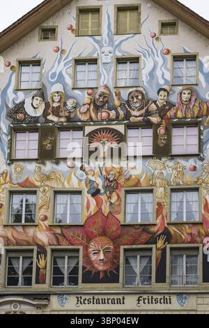 Luzern, Schweiz - 18. Mai 2023: Bunte Gemälde im Restaurant Fritschi im historischen Zentrum von Luzern in der Schweiz Stockfoto