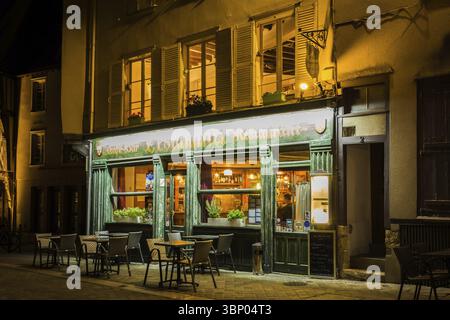 Chartres, Frankreich - Oktober 18, 2019: Straße Ansicht bei Nacht mit Pub, Bar und Restaurant im Zentrum von Chartres in Frankreich Stockfoto