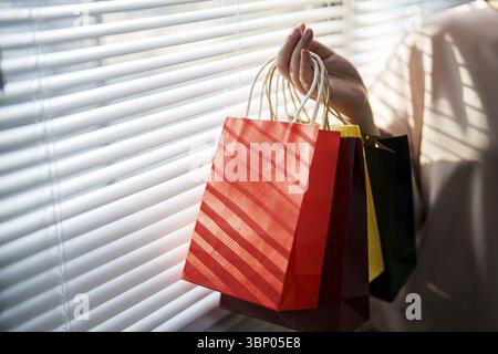Nahhand mit bunten Einkaufstaschen, Shopaholic Stockfoto