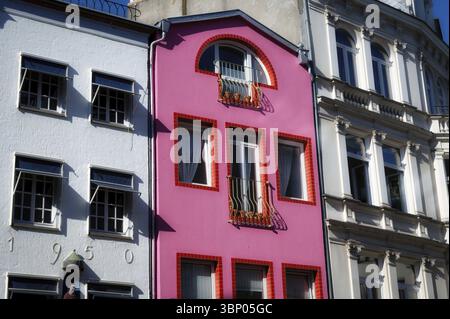Charmante bunte Fassaden von Altstadthäusern im friesenviertel in der kölner Innenstadt Stockfoto