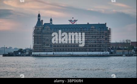 Der Bahnhof Haydarpaşa (türkisch Haydarpaşa Garı) in Kadıköy, Istanbul, Türkei Sonnenuntergang von der Fähre, wird renoviert Stockfoto