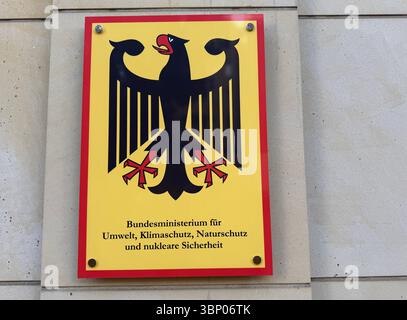 Schild Bundesministerium für Umwelt, Klimaschutz, Naturschutz und nukleare Sicherheit *** Schild Bundesministerium für Umwelt, Klimaschutz, Naturschutz und Reaktorsicherheit Copyright: Xmix1x Stockfoto