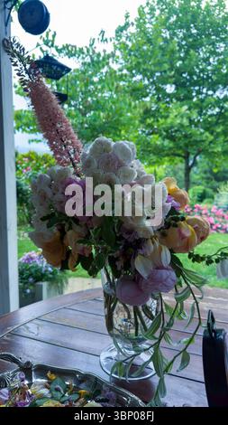 Ein atemberaubendes Blumenarrangement in einem üppigen Garten mit leuchtenden Blüten und einem malerischen Hintergrund, perfekt für Naturliebhaber und Blumenliebhaber Stockfoto