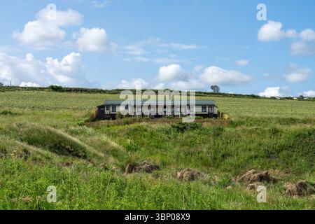 Tresaith Cardigan Ceredigion, Wales Vereinigtes Königreich, 03. Juli 2025, wurde der Eisenbahnwaggon in ein Ferienhaus umgewandelt Stockfoto