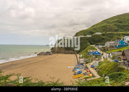 Tresaith Cardigan Ceredigion, Wales Vereinigtes Königreich 03. Juli 2025 geschützte, einsame Sandbucht mit Segelbooten und Rettungsschwimmer Stockfoto