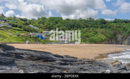 Tresaith Cardigan Ceredigion, Wales UK Juli 03 2025 Ferienhäuser auf der Klippe mit Blick auf den Sandstrand und die Rettungsstation Stockfoto