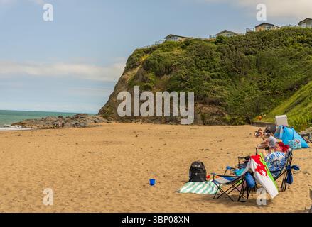 Tresaith Cardigan Ceredigion, Wales UK Juli 03 2025 Ferienhäuser auf der Klippe mit Blick auf den Sandstrand Stockfoto