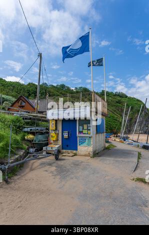 Tresaith Cardigan Ceredigion, Wales Vereinigtes Königreich 03. Juli 2025 Mariners Club Hütte und Anschlagbrett Hütte am Strand mit Schädel- und Kreuzknochenfahne Stockfoto