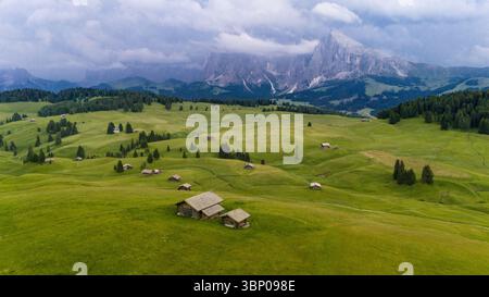 Holzhütte und Wiesen bei Sonnenaufgang, Seiser Alm, Dolomiten, Italien. Stockfoto