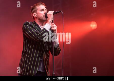 Edinburgh, Großbritannien. Juli 2025. Ricky Wilson von der Indie-Rock-Band The Kaiser Chiefs tritt live auf der Bühne im Edinburgh Castle auf. Die Castle Concerts sind eine jährliche Veranstaltung, die jedes Jahr in Edinburgh Castle in Schottland stattfindet. Frühere Künstler waren The Who, Paul Weller und Tom Jones. (Foto: Stuart Westwood/SOPA Images/SIPA USA) Credit: SIPA USA/Alamy Live News Stockfoto
