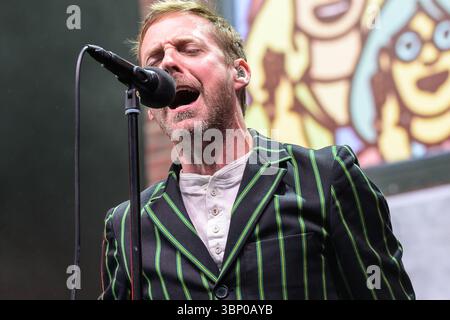 Edinburgh, Großbritannien. Juli 2025. Ricky Wilson von der Indie-Rock-Band The Kaiser Chiefs tritt live auf der Bühne im Edinburgh Castle auf. Die Castle Concerts sind eine jährliche Veranstaltung, die jedes Jahr in Edinburgh Castle in Schottland stattfindet. Frühere Künstler waren The Who, Paul Weller und Tom Jones. (Foto: Stuart Westwood/SOPA Images/SIPA USA) Credit: SIPA USA/Alamy Live News Stockfoto