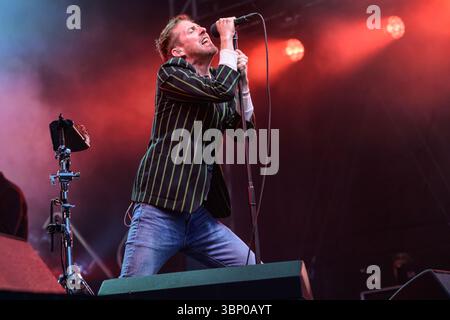 Edinburgh, Großbritannien. Juli 2025. Ricky Wilson von der Indie-Rock-Band The Kaiser Chiefs tritt live auf der Bühne im Edinburgh Castle auf. Die Castle Concerts sind eine jährliche Veranstaltung, die jedes Jahr in Edinburgh Castle in Schottland stattfindet. Frühere Künstler waren The Who, Paul Weller und Tom Jones. (Foto: Stuart Westwood/SOPA Images/SIPA USA) Credit: SIPA USA/Alamy Live News Stockfoto