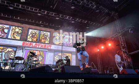 Edinburgh, Großbritannien. Juli 2025. Vijay Mistry, Nick Baines, Ricky Wilson und Simon Rix von der Indie-Rock-Band The Kaiser Chiefs treten live auf der Bühne im Edinburgh Castle auf. Die Castle Concerts sind eine jährliche Veranstaltung, die jedes Jahr in Edinburgh Castle in Schottland stattfindet. Frühere Künstler waren The Who, Paul Weller und Tom Jones. (Foto: Stuart Westwood/SOPA Images/SIPA USA) Credit: SIPA USA/Alamy Live News Stockfoto