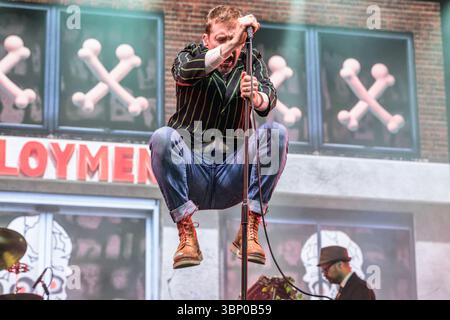 Edinburgh, Großbritannien. Juli 2025. Ricky Wilson und Nick Baines von der Indie-Rock-Band The Kaiser Chiefs treten live auf der Bühne im Edinburgh Castle auf. Die Castle Concerts sind eine jährliche Veranstaltung, die jedes Jahr in Edinburgh Castle in Schottland stattfindet. Frühere Künstler waren The Who, Paul Weller und Tom Jones. (Foto: Stuart Westwood/SOPA Images/SIPA USA) Credit: SIPA USA/Alamy Live News Stockfoto