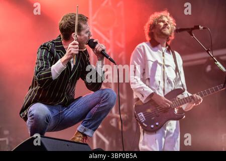 Edinburgh, Großbritannien. Juli 2025. Ricky Wilson und Simon Rex von der Indie-Rock-Band The Kaiser Chiefs treten live auf der Bühne im Edinburgh Castle auf. Die Castle Concerts sind eine jährliche Veranstaltung, die jedes Jahr in Edinburgh Castle in Schottland stattfindet. Frühere Künstler waren The Who, Paul Weller und Tom Jones. (Foto: Stuart Westwood/SOPA Images/SIPA USA) Credit: SIPA USA/Alamy Live News Stockfoto