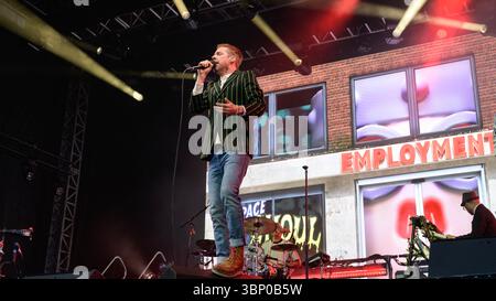 Edinburgh, Großbritannien. Juli 2025. Ricky Wilson, Vijay Mistry und Nick Baines von der Indie-Rock-Band The Kaiser Chiefs treten live auf der Bühne im Edinburgh Castle auf. Die Castle Concerts sind eine jährliche Veranstaltung, die jedes Jahr in Edinburgh Castle in Schottland stattfindet. Frühere Künstler waren The Who, Paul Weller und Tom Jones. (Foto: Stuart Westwood/SOPA Images/SIPA USA) Credit: SIPA USA/Alamy Live News Stockfoto