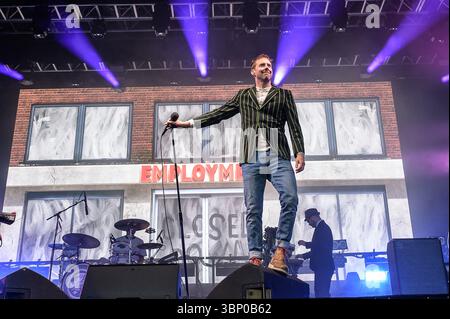 Edinburgh, Großbritannien. Juli 2025. Vijay Mistry, Ricky Wilson und Nick Baines von der Indie-Rock-Band The Kaiser Chiefs treten live auf der Bühne im Edinburgh Castle auf. Die Castle Concerts sind eine jährliche Veranstaltung, die jedes Jahr in Edinburgh Castle in Schottland stattfindet. Frühere Künstler waren The Who, Paul Weller und Tom Jones. (Foto: Stuart Westwood/SOPA Images/SIPA USA) Credit: SIPA USA/Alamy Live News Stockfoto