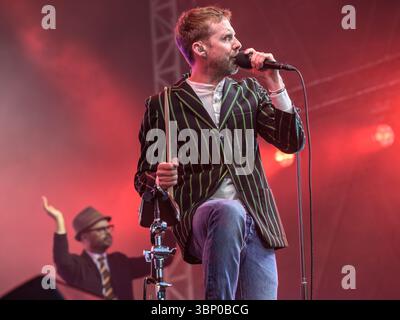 Edinburgh, Großbritannien. Juli 2025. Nick Baines und Ricky Wilson von der Indie-Rock-Band The Kaiser Chiefs treten live auf der Bühne im Edinburgh Castle auf. Die Castle Concerts sind eine jährliche Veranstaltung, die jedes Jahr in Edinburgh Castle in Schottland stattfindet. Frühere Künstler waren The Who, Paul Weller und Tom Jones. (Foto: Stuart Westwood/SOPA Images/SIPA USA) Credit: SIPA USA/Alamy Live News Stockfoto