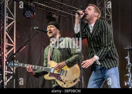 Edinburgh, Großbritannien. Juli 2025. Andrew White und Ricky Wilson von der Indie-Rock-Band The Kaiser Chiefs treten live auf der Bühne im Edinburgh Castle auf. Die Castle Concerts sind eine jährliche Veranstaltung, die jedes Jahr in Edinburgh Castle in Schottland stattfindet. Frühere Künstler waren The Who, Paul Weller und Tom Jones. (Foto: Stuart Westwood/SOPA Images/SIPA USA) Credit: SIPA USA/Alamy Live News Stockfoto