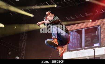 Edinburgh, Großbritannien. Juli 2025. Ricky Wilson von der Indie-Rock-Band The Kaiser Chiefs tritt live auf der Bühne im Edinburgh Castle auf. Die Castle Concerts sind eine jährliche Veranstaltung, die jedes Jahr in Edinburgh Castle in Schottland stattfindet. Frühere Künstler waren The Who, Paul Weller und Tom Jones. (Foto: Stuart Westwood/SOPA Images/SIPA USA) Credit: SIPA USA/Alamy Live News Stockfoto