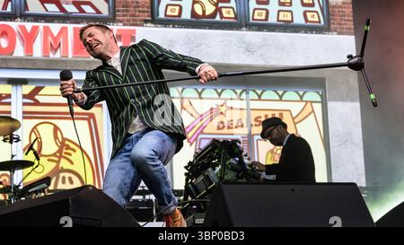 Edinburgh, Großbritannien. Juli 2025. Ricky Wilson und Nick Baines von der Indie-Rock-Band The Kaiser Chiefs treten live auf der Bühne im Edinburgh Castle auf. Die Castle Concerts sind eine jährliche Veranstaltung, die jedes Jahr in Edinburgh Castle in Schottland stattfindet. Frühere Künstler waren The Who, Paul Weller und Tom Jones. (Foto: Stuart Westwood/SOPA Images/SIPA USA) Credit: SIPA USA/Alamy Live News Stockfoto