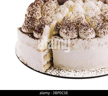 Stillleben von Lebensmitteln, Tiramisu-Kuchen, bestreut mit Kakaopulver auf Teller Stockfoto