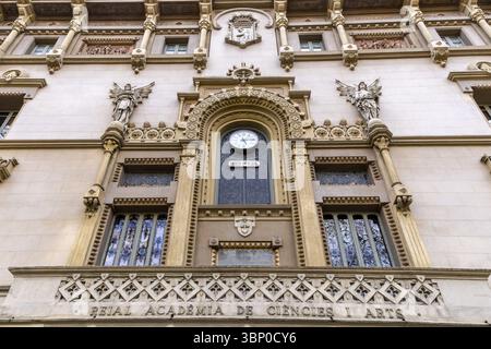 Üppiger Balkon und Fassade mit Fenstern und Skulpturen des Reial Academia de ciences i Arts de Barcelona aus dem Jahr 1894 in der Rambla Street, BARC Stockfoto