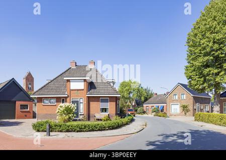Dorfansicht Tolbert mit Häuserreihe und Kirche des kleinen Dorfes Tolbert in der Gemeinde Westerkwartier in der Provinz Groningen Niederlande Stockfoto