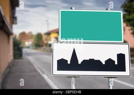 Leeres Stadteingangsschild und Silhouette von Gebäuden. Straße mit Wohnhäusern im Hintergrund. Begrenzungssymbol für die Stadtzone. Leere Platzierungstafel. Stockfoto