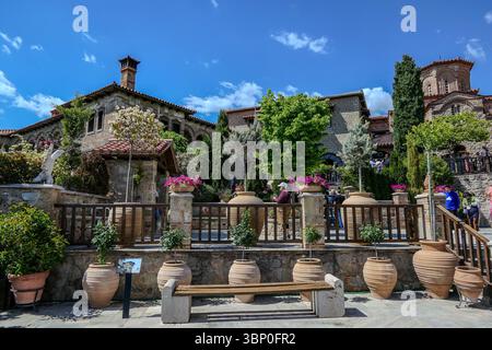 Griechenland, Kalambaka, 1. Mai 2025. Innenhof des Klosters Varlaam am am Standort Meteora. Stockfoto