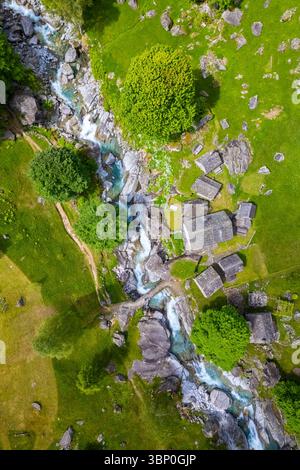 Aus der Vogelperspektive auf die Almweide von Puntid. Calnegia, Foroglio, Cevio, Val Bavona, Valle Maggia, Kanton Tessin, Schweiz. Stockfoto