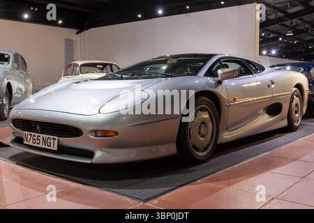 Sparkford.Somerset.Vereinigtes Königreich.12. Januar 2025.Ein Jaguar XJ 220 aus dem Jahr 1993 ist im Haynes Motor Museum in Somerset zu sehen Stockfoto
