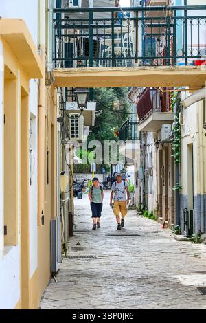 12-19/05/2025 Lakka, Paxos, Griechenland. Touristen laufen von der Bushaltestelle in die Stadt. Foto © Simon Grosset Stockfoto