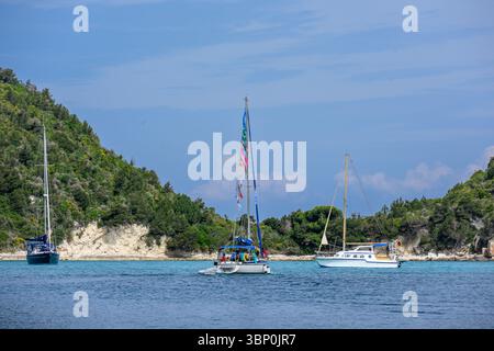 12-19/05/2025 Lakka, Paxos, Griechenland. Der Hafen von Lakka mit Yachten. Foto © Simon Grosset Stockfoto