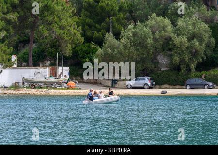 12-19/05/2025 Lakka, Paxos, Griechenland. Ein aufblasbares Boot oder ein Yachttender ist auf dem Weg zur Küste.Foto © Simon Grosset Stockfoto